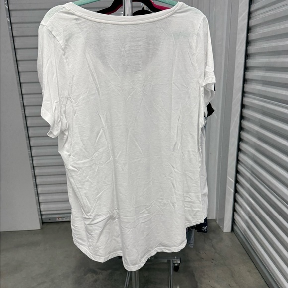 Torrid | Classic Fit V-Neck Tee in White | size 2 - Picture 3 of 3